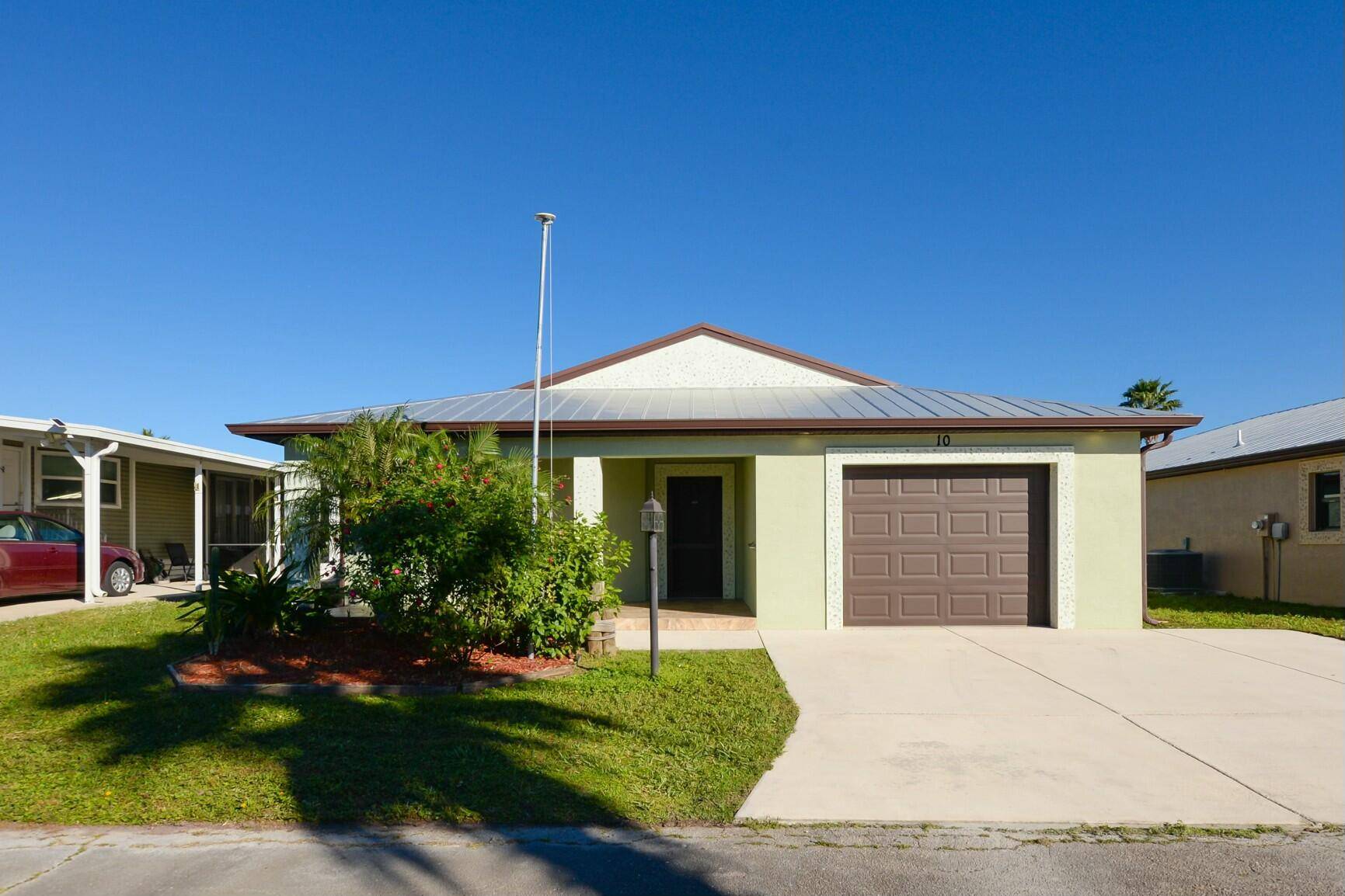 The beautiful and well maintained 2 bed 2 bath CBS home features stainless appliances, granite counter tops, open concept living room, large screened in lanai, nice sized bedrooms, garage parking, ...