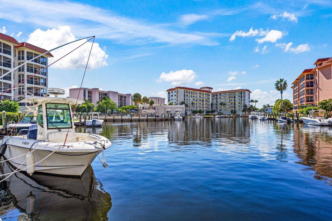 Charming 2 bedroom, 2 bath condo Sold fully furnished !