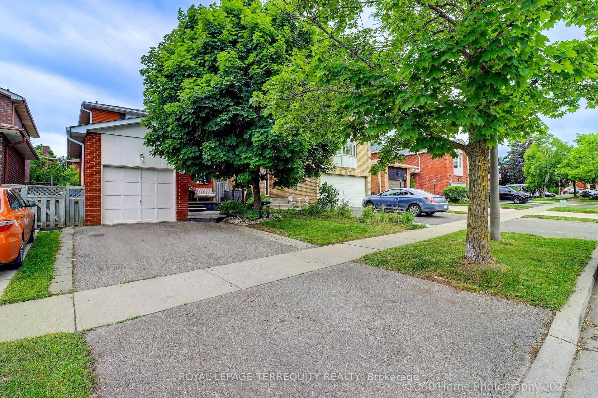 Beautiful and well maintained detached 2 story home in Heart Lake.