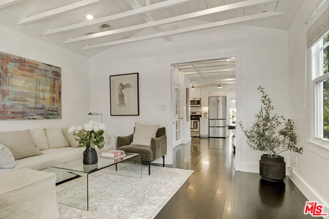 5143   La Vista Ct 1BR Mid Wilshire La