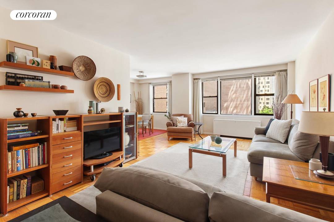 Welcome to Residence 7B at Quaker Ridge, a sun filled, spacious and highly functional one bedroom convertible two bedroom offering one of the building's most sought after B line layouts ...