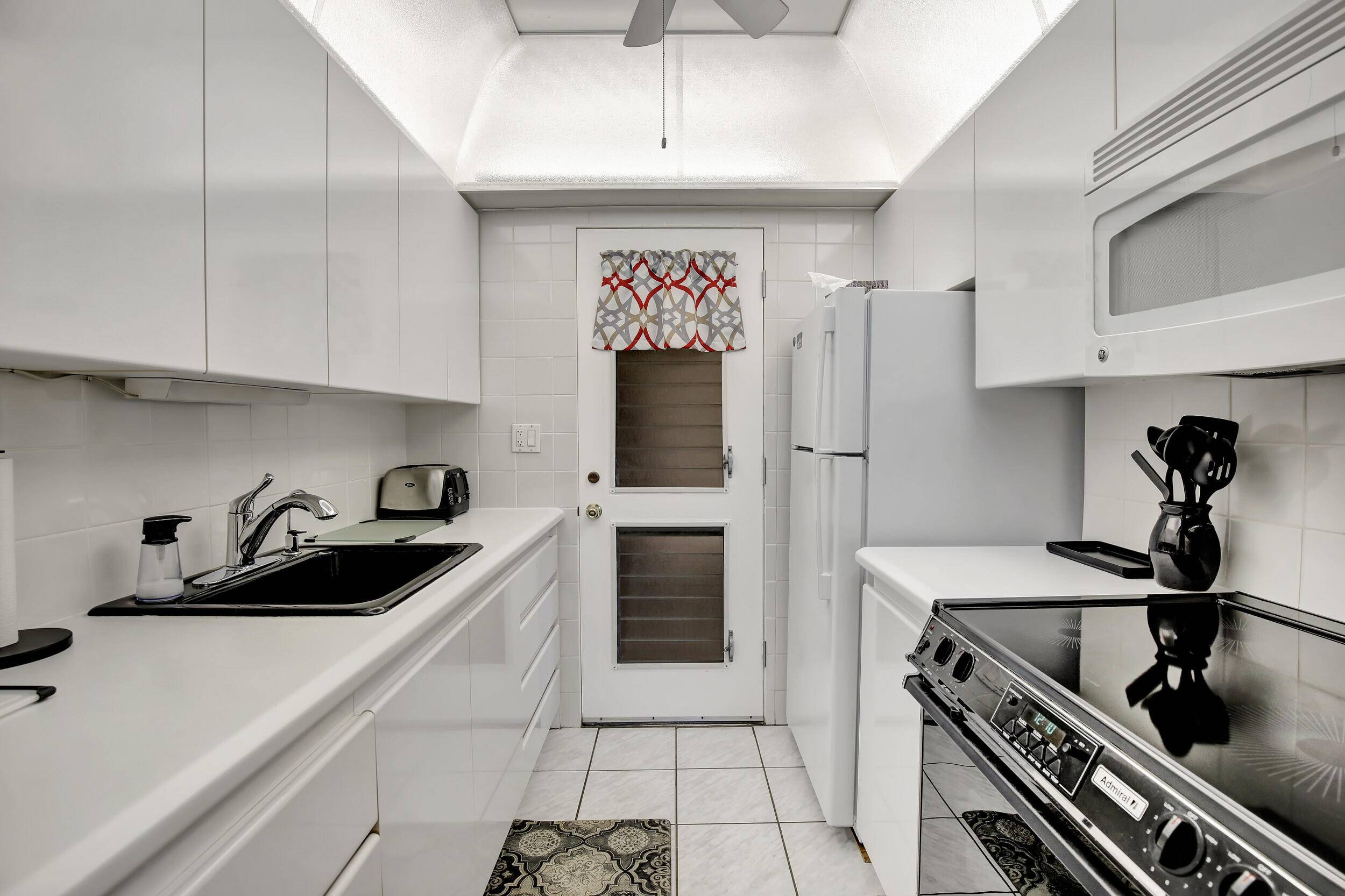 Charming second floor unit in the highly desirable Mar Len Gardens.