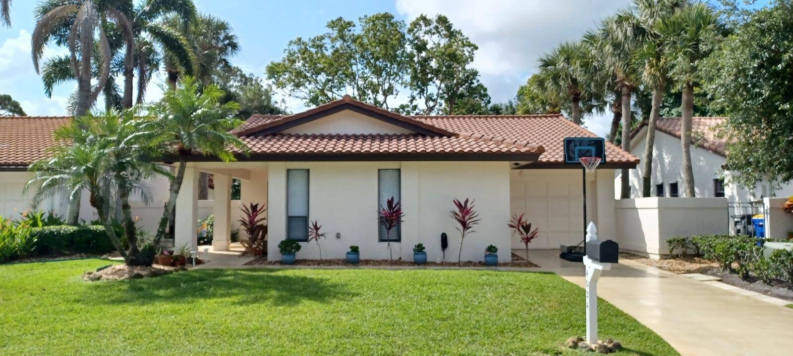 Welcome to this beautifully maintained 3BR, 2BA home in the sought after Osprey Creek community of Martin Downs.