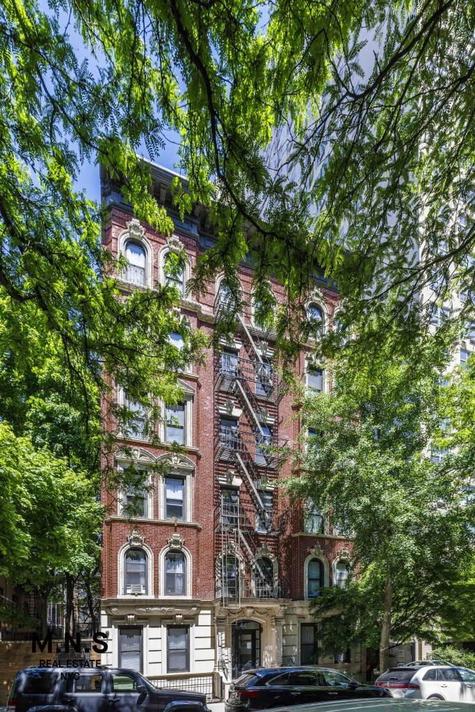 Beautiful 3 Bedroom Apartment Now Available !