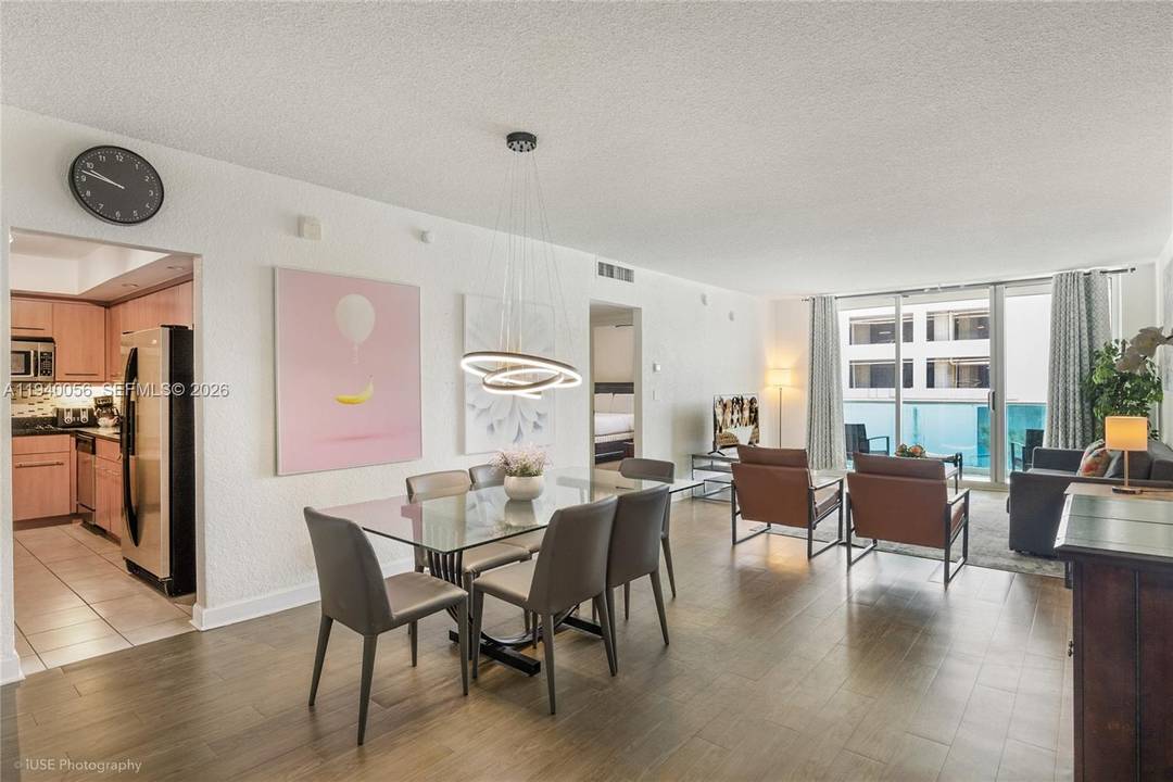 OVERSIZED 2 BEDROOM, 2 BATHROOM, SHORT TERM RENTALS ALLOWED !