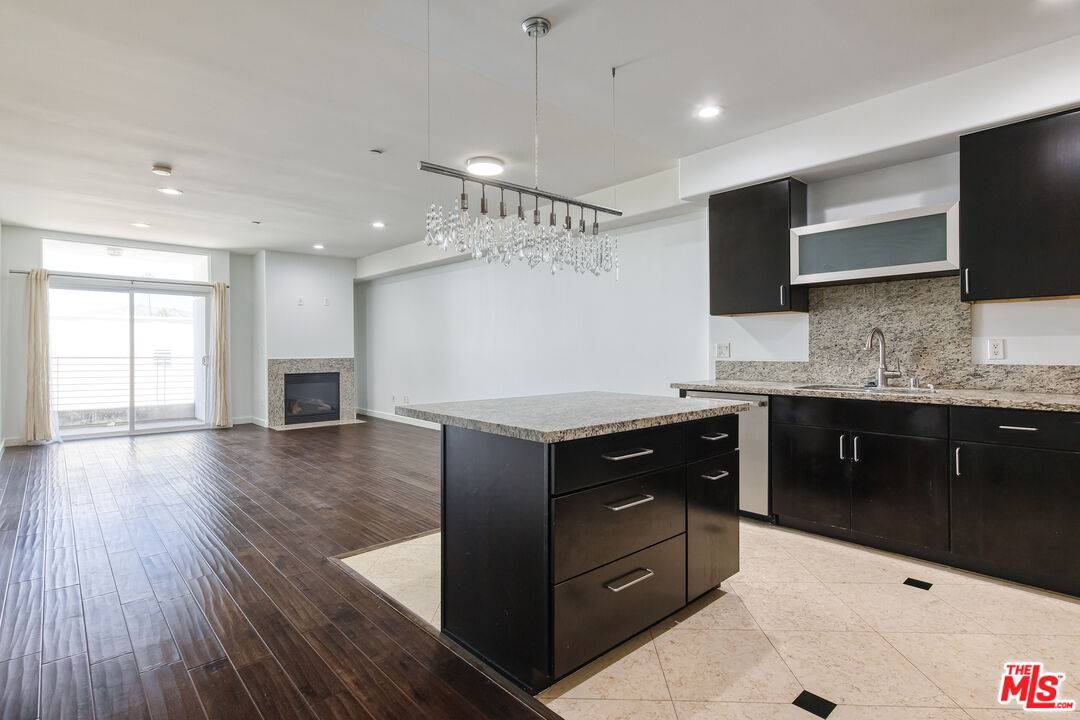 401 N Serrano Ave 2BR Mid Wilshire La