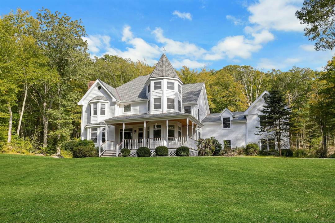 Fully Furnished 5 Bedroom Retreat in Easton All Utilities Included !