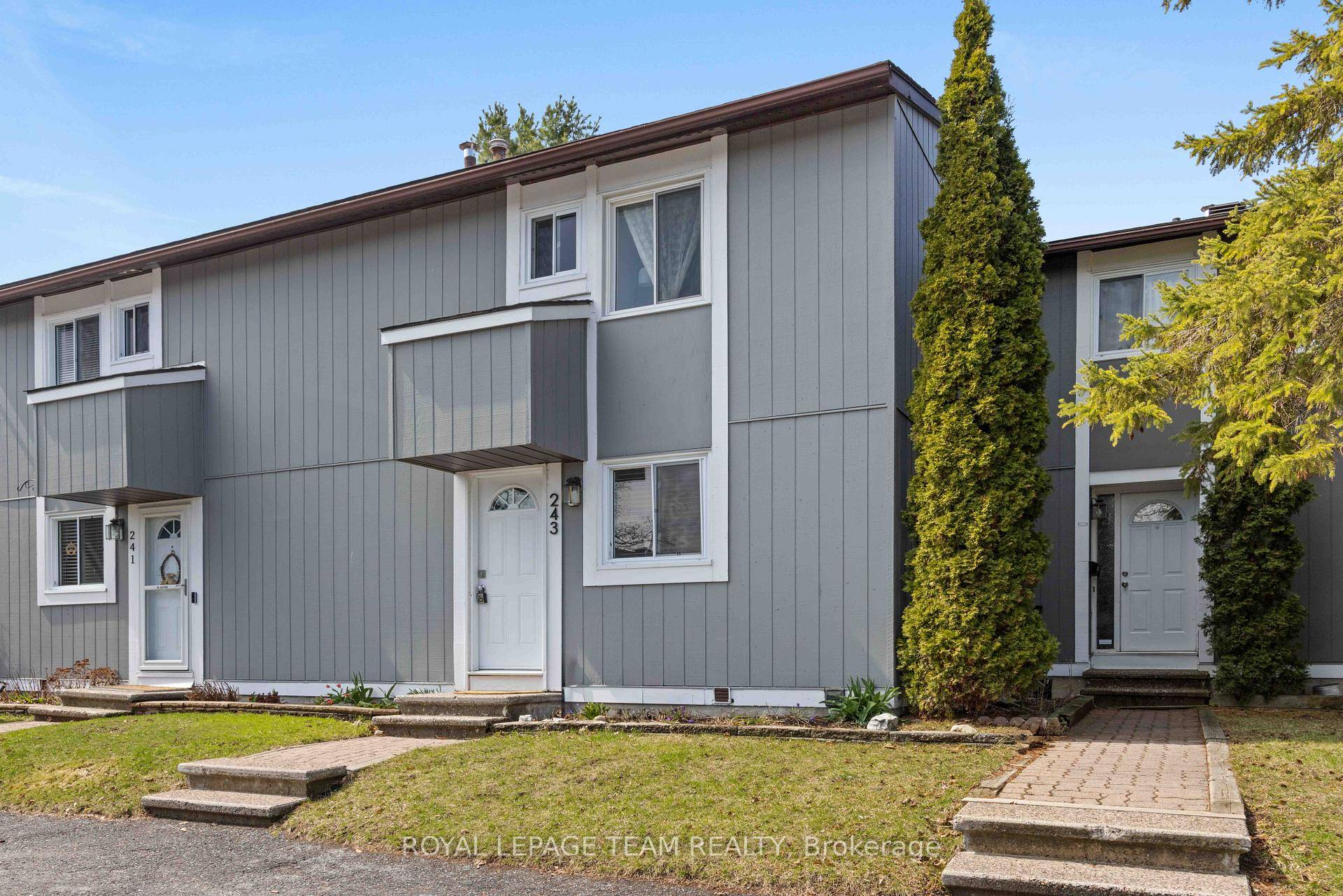 Welcome to this inviting, low maintenance condo townhouse in Barrhaven !