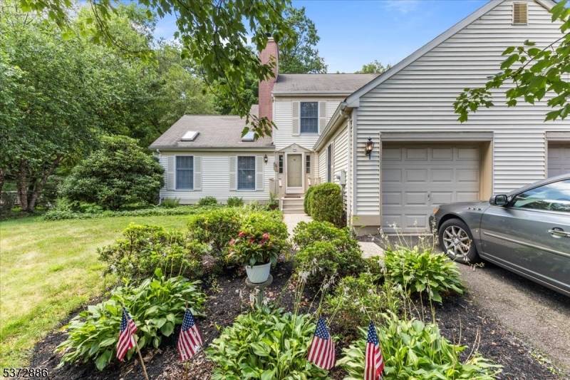 Perfectly located Duplex with Arcadian backyard !
