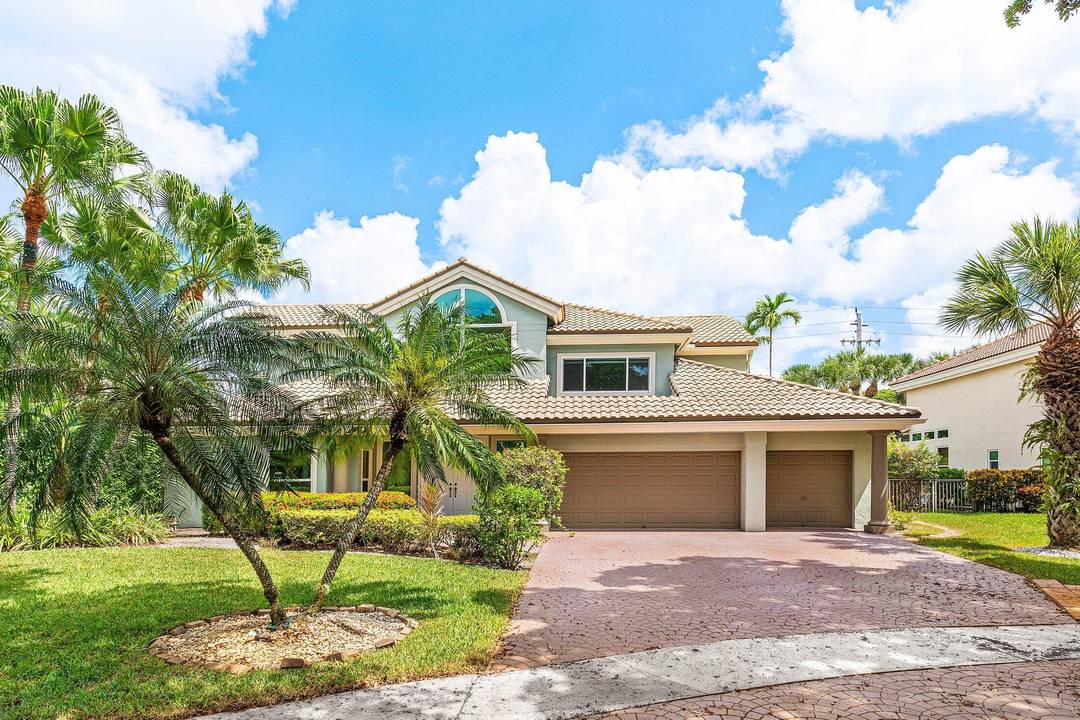 LOOK NO FURTHER ! ! ! Situated in the highly sought after community of Central Boca Raton's Colonnade, this property has just been updated new carpet and fresh paint throughout ...