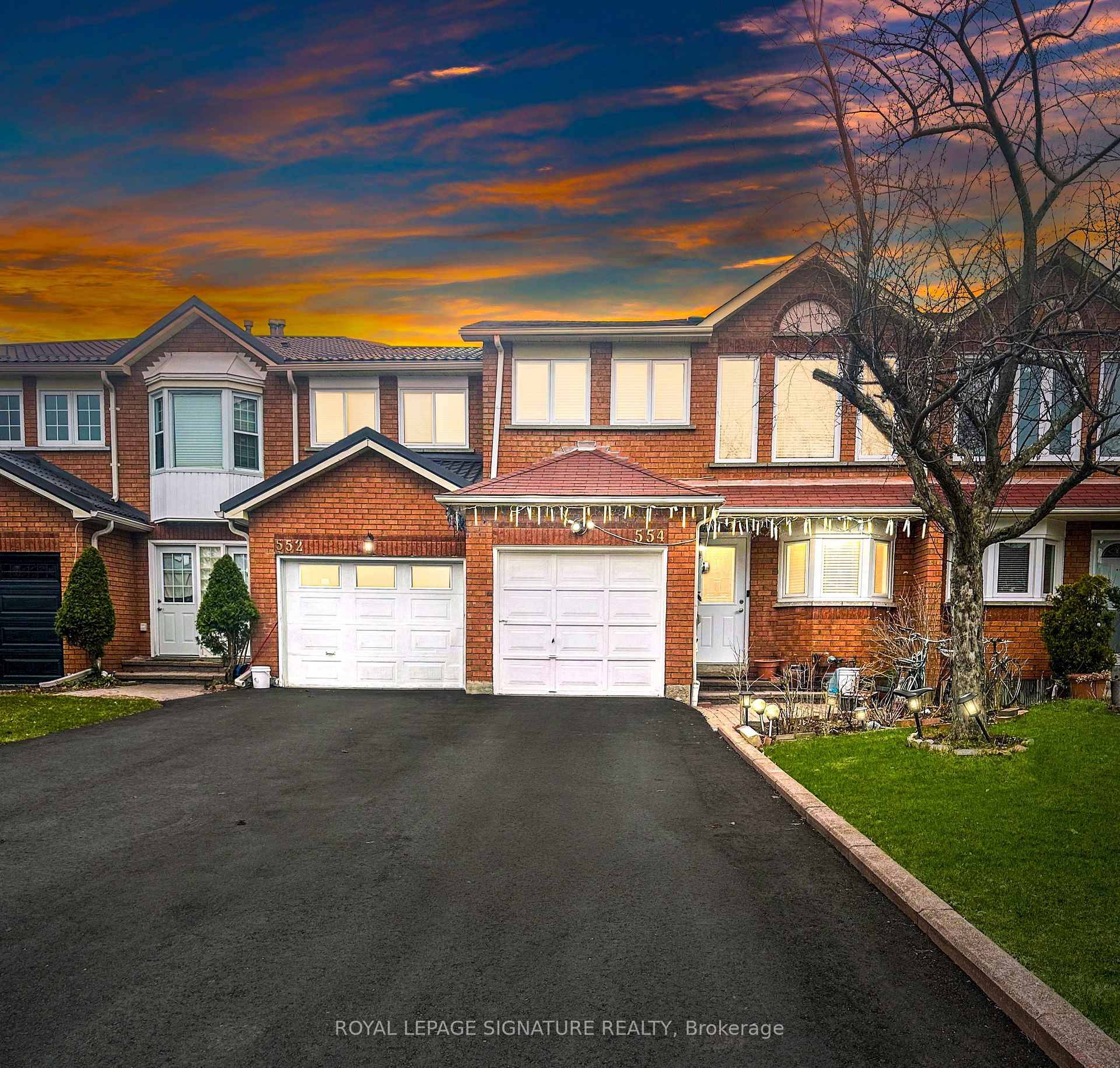 Don't miss this beautiful freehold townhouse offering 3 1 bedrooms and 4 bathrooms, situated in the vibrant Heartland Town Centre of Mississauga a prime, convenient location close to all amenities.