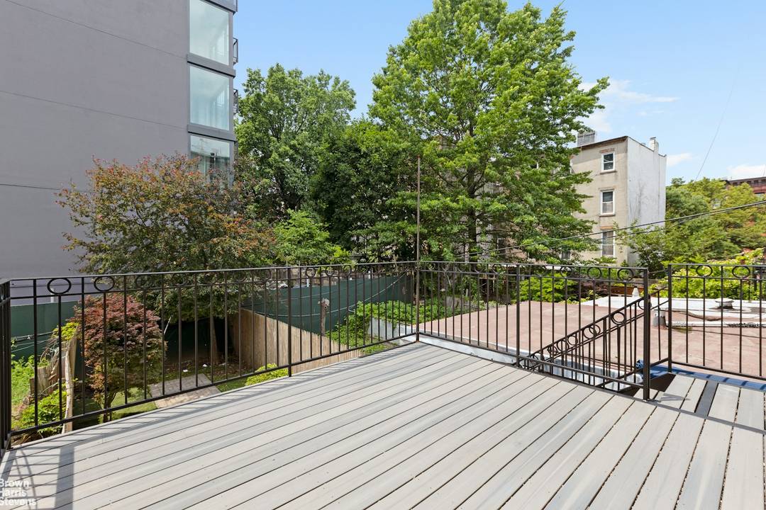 A masterclass in refined Brooklyn living, 18 Arlington Place is a fully renovated historic brownstone that seamlessly marries 19th century architectural detail with the contemporary comforts today's buyers crave.