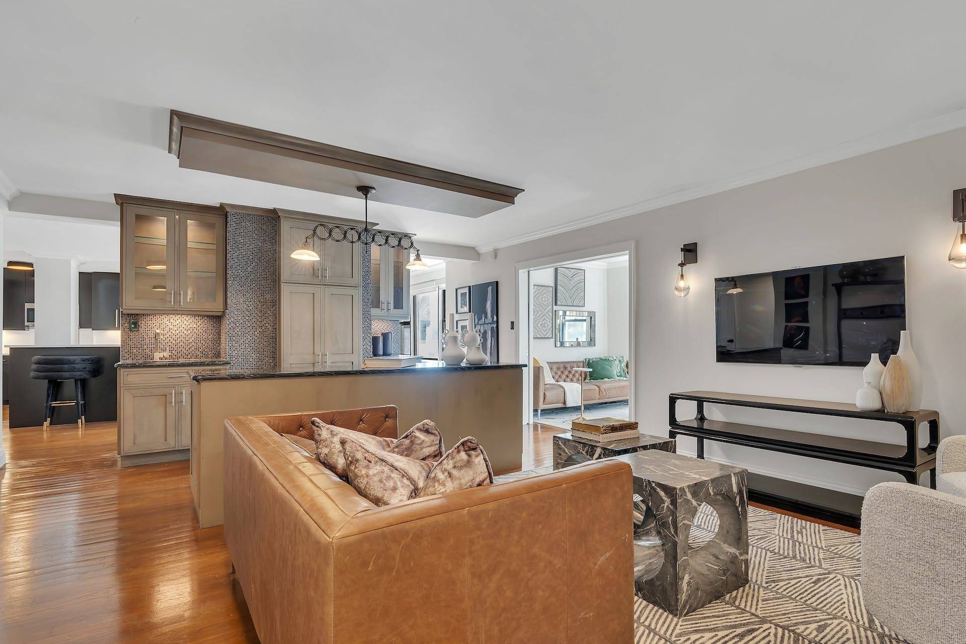 Welcome to Residence 4DE at the Devon Condominium, a highly coveted residential tower located in the heart of Murray Hill.