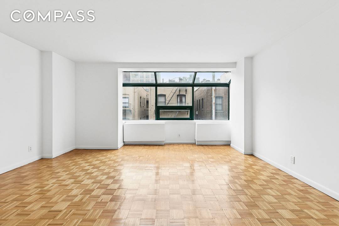 Welcome to your dream home at 2250 Broadway, residence 6K in the vibrant heart of Upper West Side !