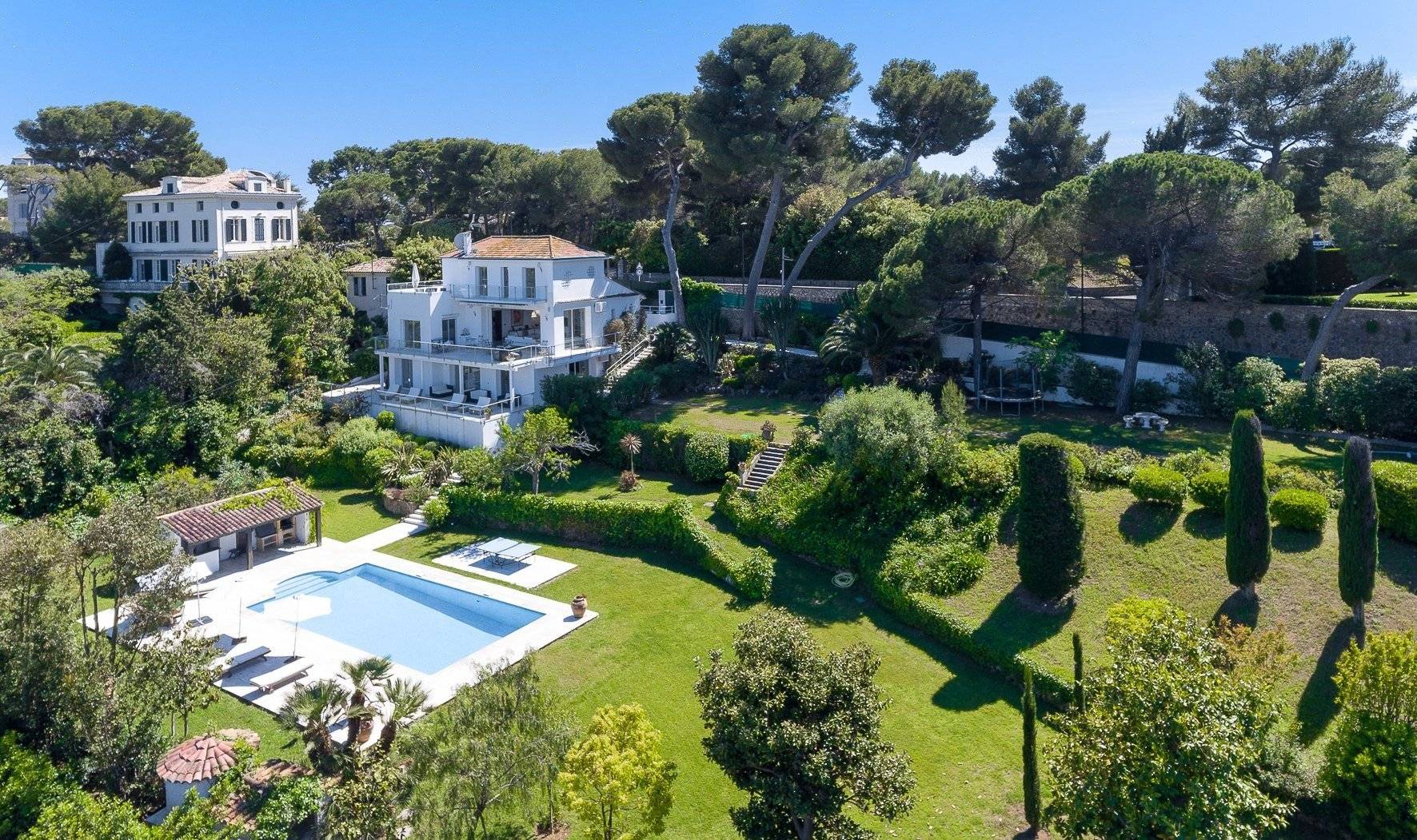 Contemporary villa close to Hotel du Cap