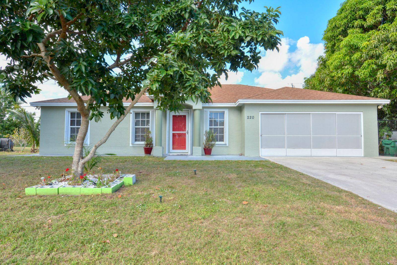 BEAUTIFUL 3 2 2 IN RIVER PARK WITH AN OPEN FLOOR PLAN, SPLIT BEDROOMS, VAULTED CEILINGS THROUGHT LIVING AREAS, FORMAL LIVING DINING ROOMS, EAT IN KITCHEN WITH SNACK BAR, BREAKFAST ...