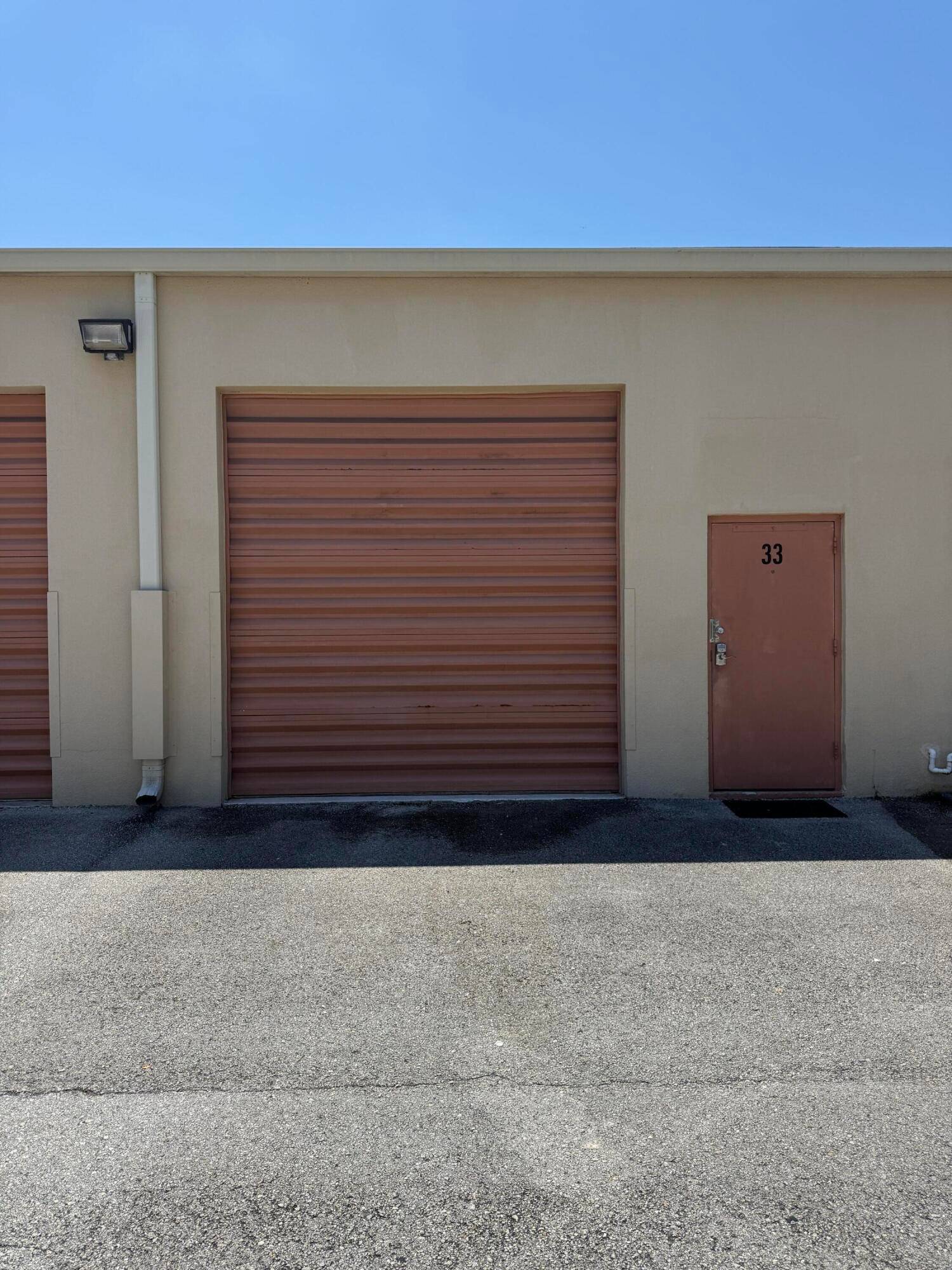Discover this updated warehouse space in the heart of Jupiter !