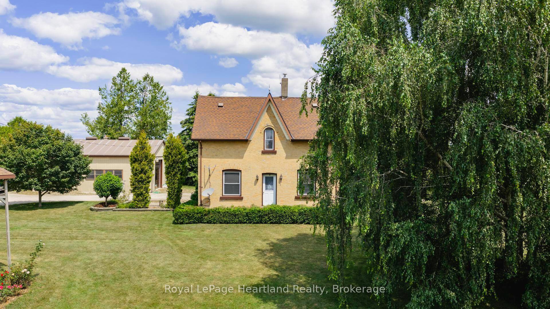 Are you looking for a few acres of country living with a spacious workshop ?