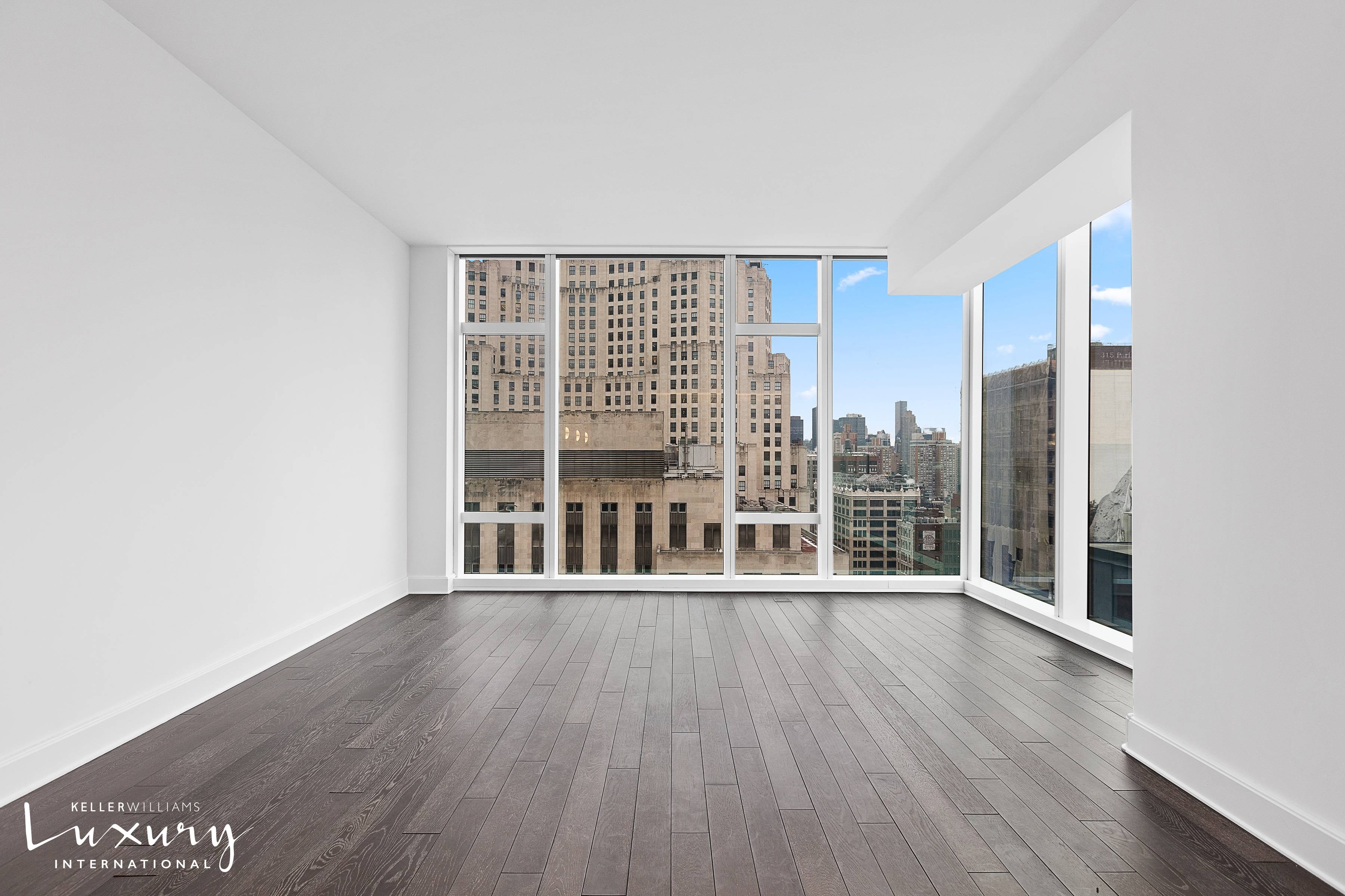 Prepare to be DAZZLED ! Magnificent home, pied a terre or investment option !