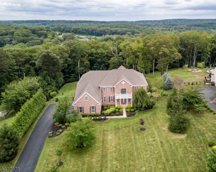 Welcome Home to 11 Stark Ct, Flanders !