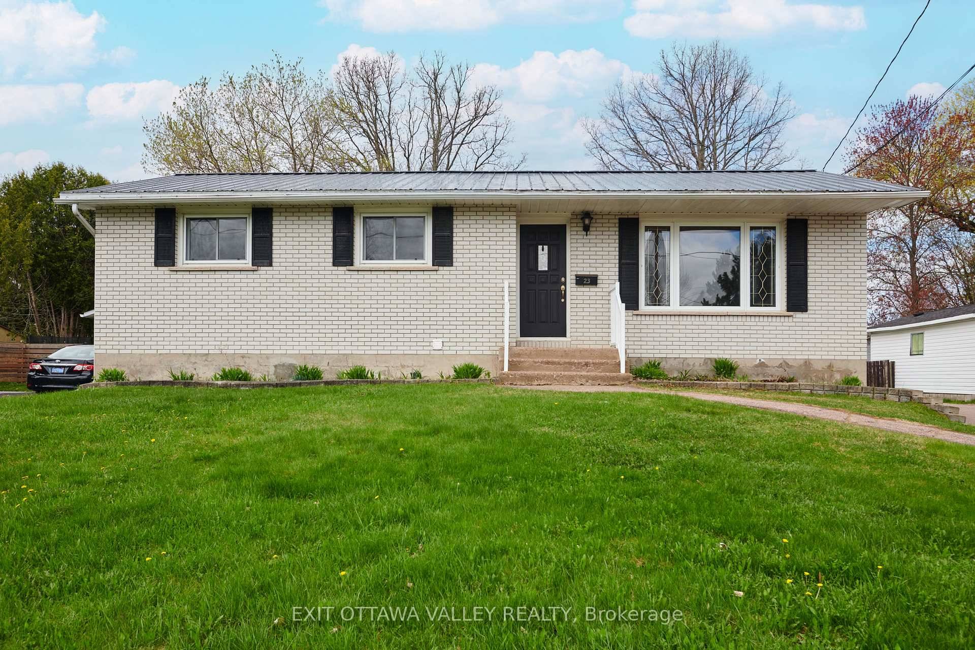 Charming All Brick Bungalow in a Prime Petawawa Location !