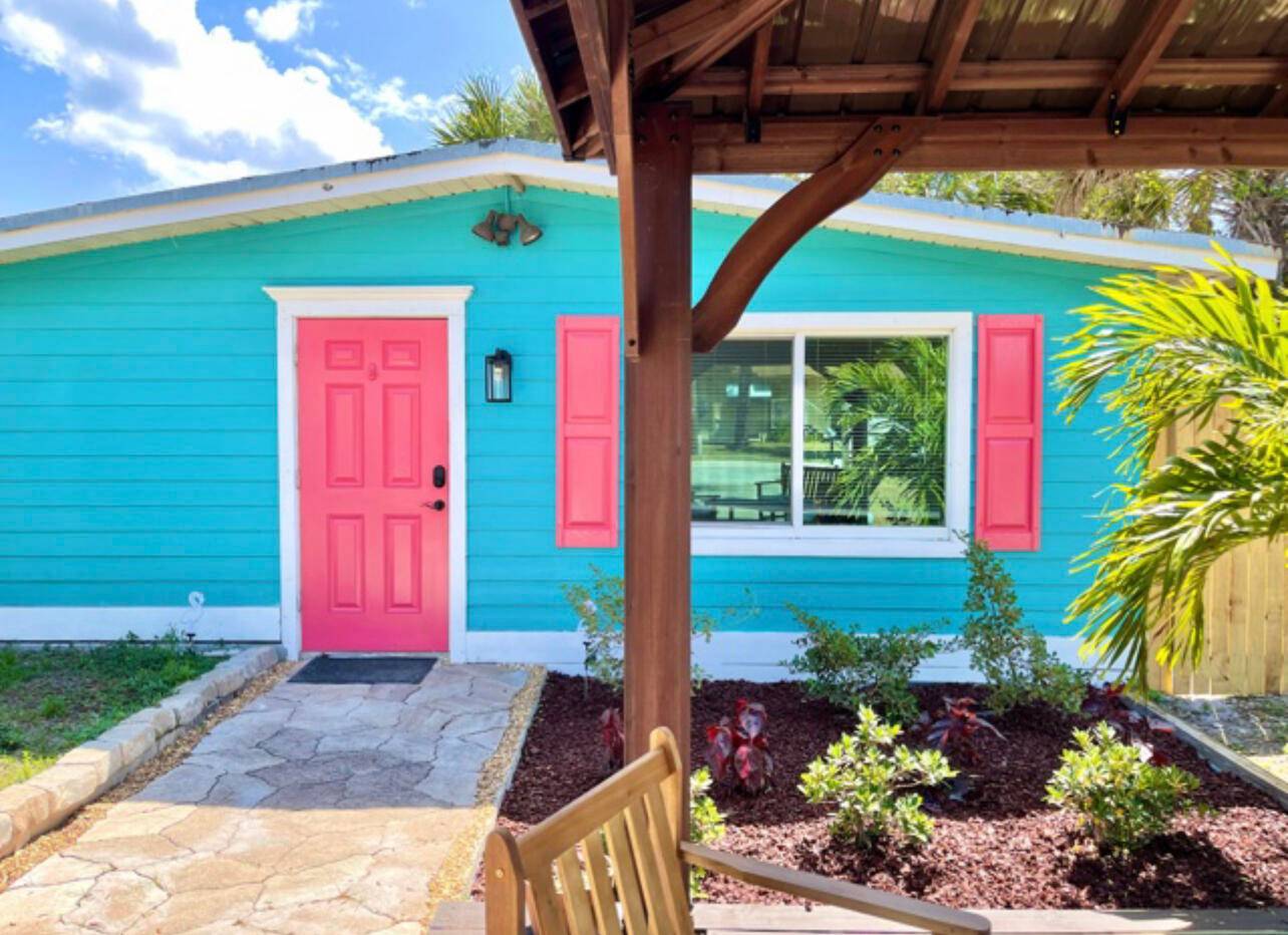 This super cute and cozy 2 bedroom, 1 bath is located in the quaint area of Rio in Jensen Beach.