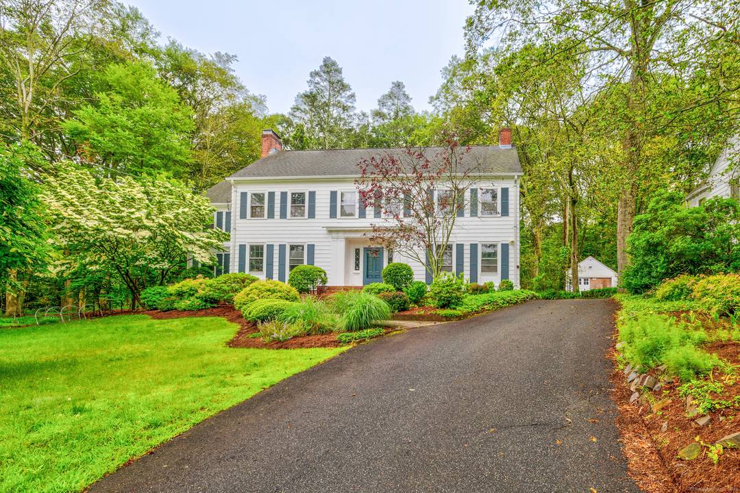 Gracious center hall colonial, one of the finest designs by renowned builder Alice Washburn, is located in the sought after Blake Road neighborhood just minutes to Yale, East Rock Park, ...