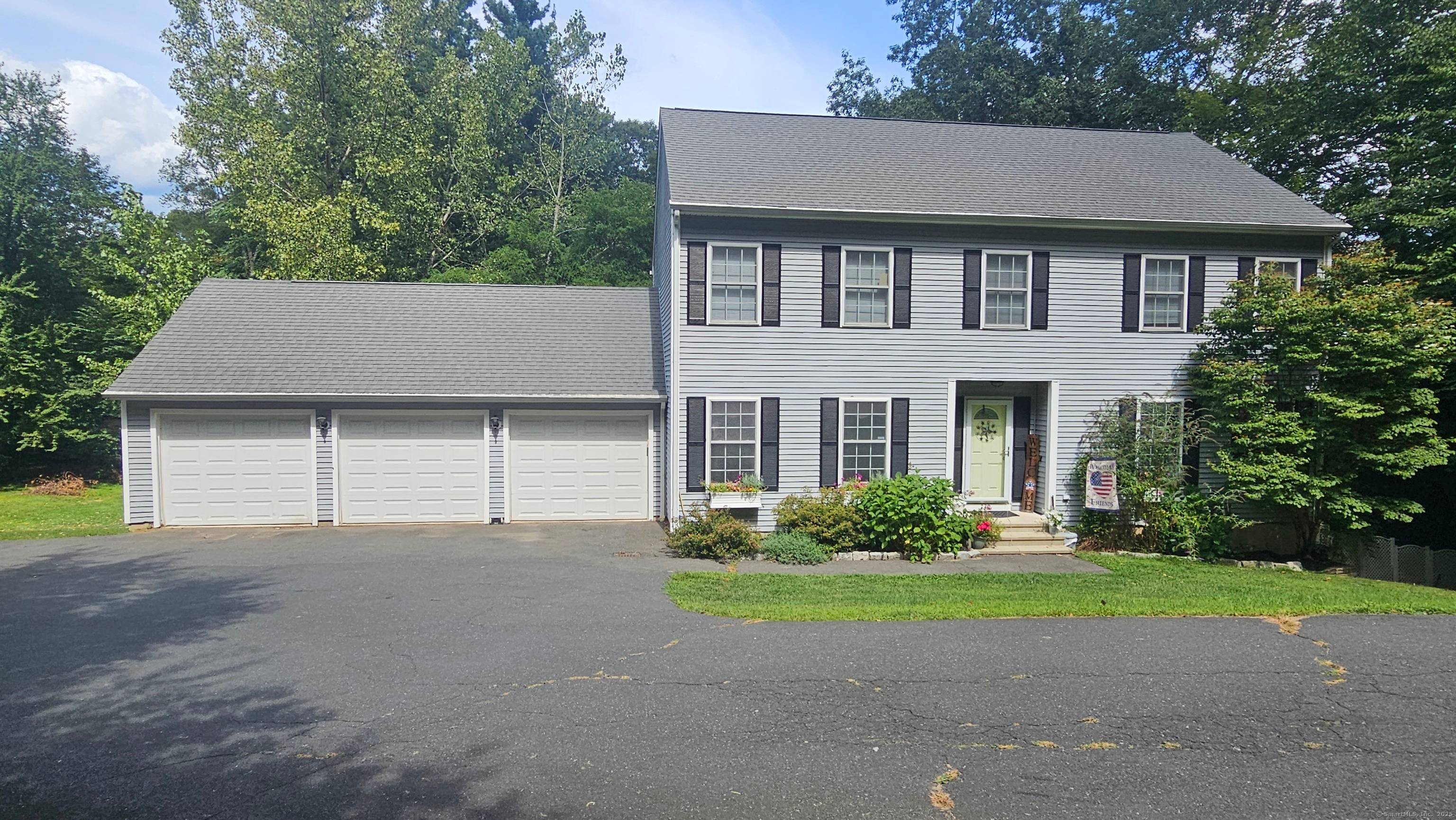 Welcome to this spacious and well maintained 4 bedroom, 2.