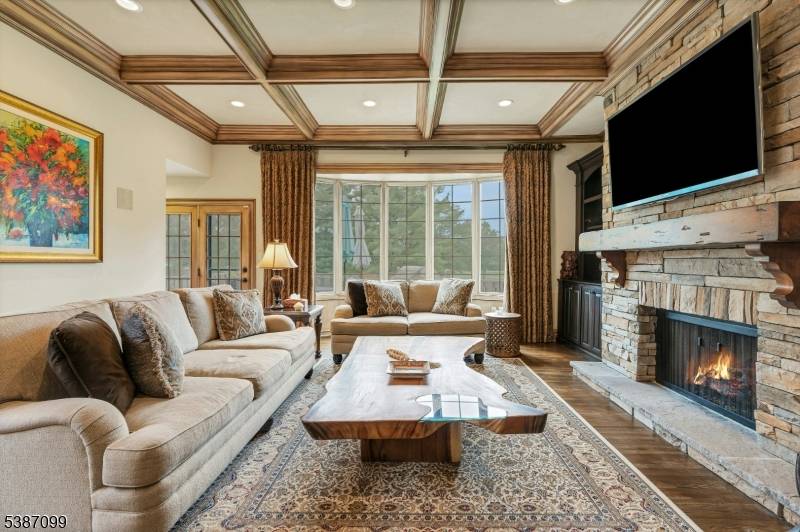 This spectacular, New York style end unit townhome in the Florham on the Fairways community features highly desirable golf course views and was extensively and tastefully renovated with custom millwork ...