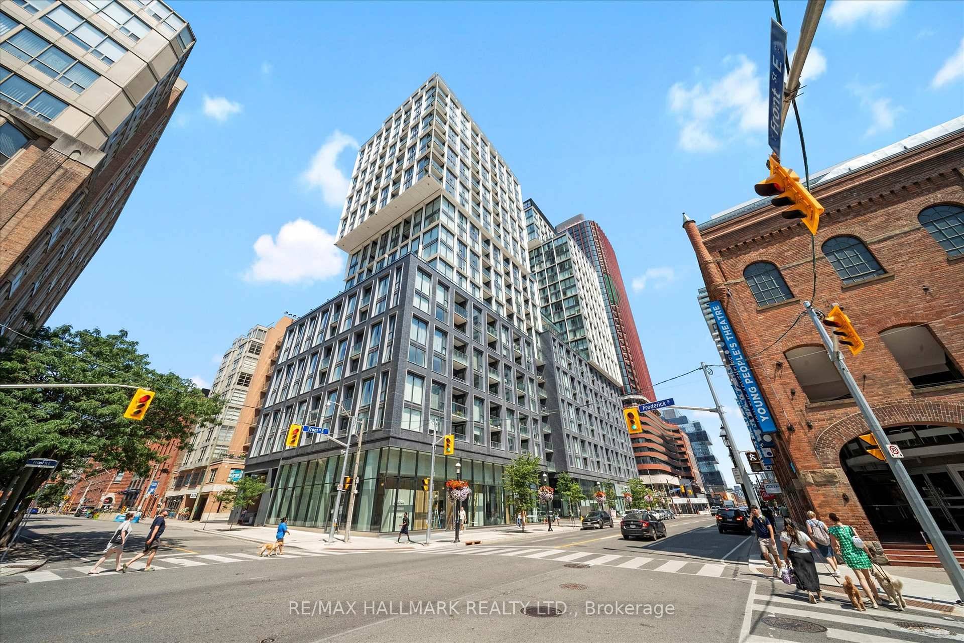 Live at the heart of downtown Toronto's vibrant waterfront community, surrounded by the city's best dining, shopping, and entertainment.