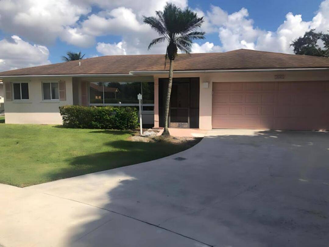 3 2 on a cul de sac oversized lot with den and extra family room.
