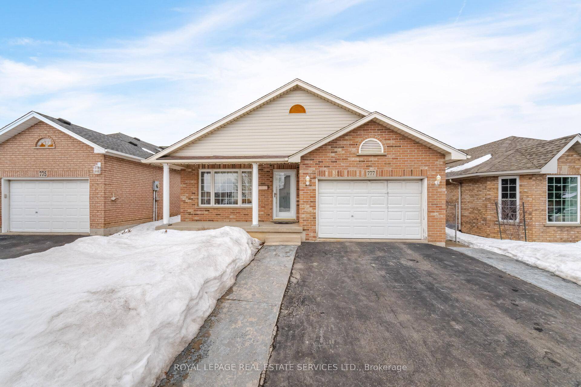 This is it, great detached home featuring 4 level backsplit, high vaulted ceiling with skylights over the lovely open concept kitchen dining room.