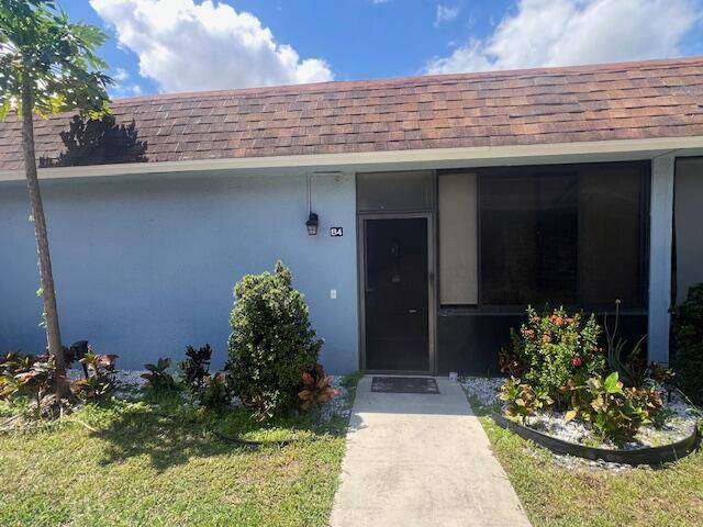 Totally turnkey and updated 2 bedroom attached villa on Park Ave, Lake Park, FL.