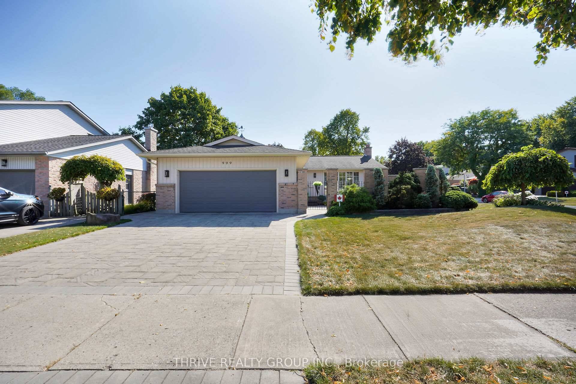 Welcome to 999 Farnham Road, an impeccably maintained bungalow located in the highly desirable Westmount community of London.