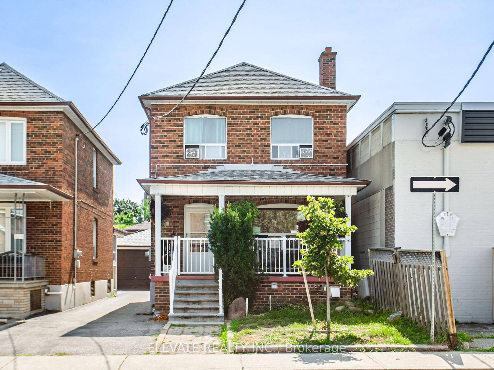 Fantastic 3 Unit Investment Opportunity in Prime Location !