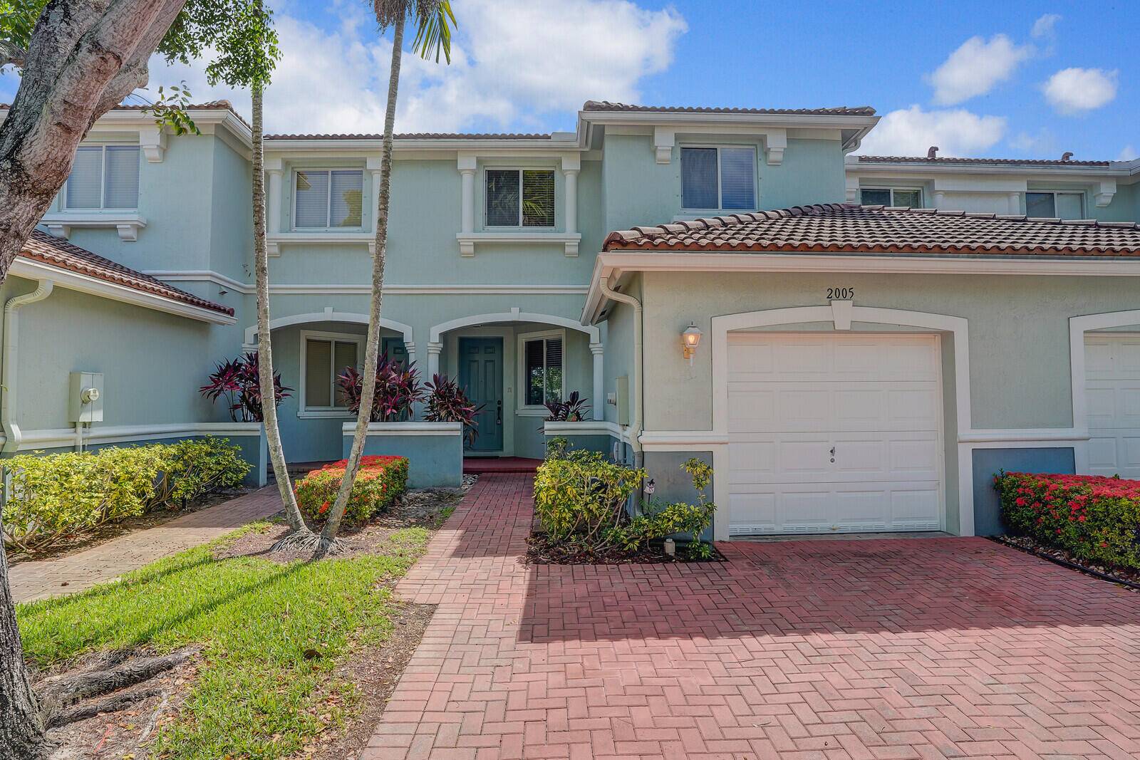 What a feeling to open the door and be welcomed with an amazing view of a gorgeous backyard !