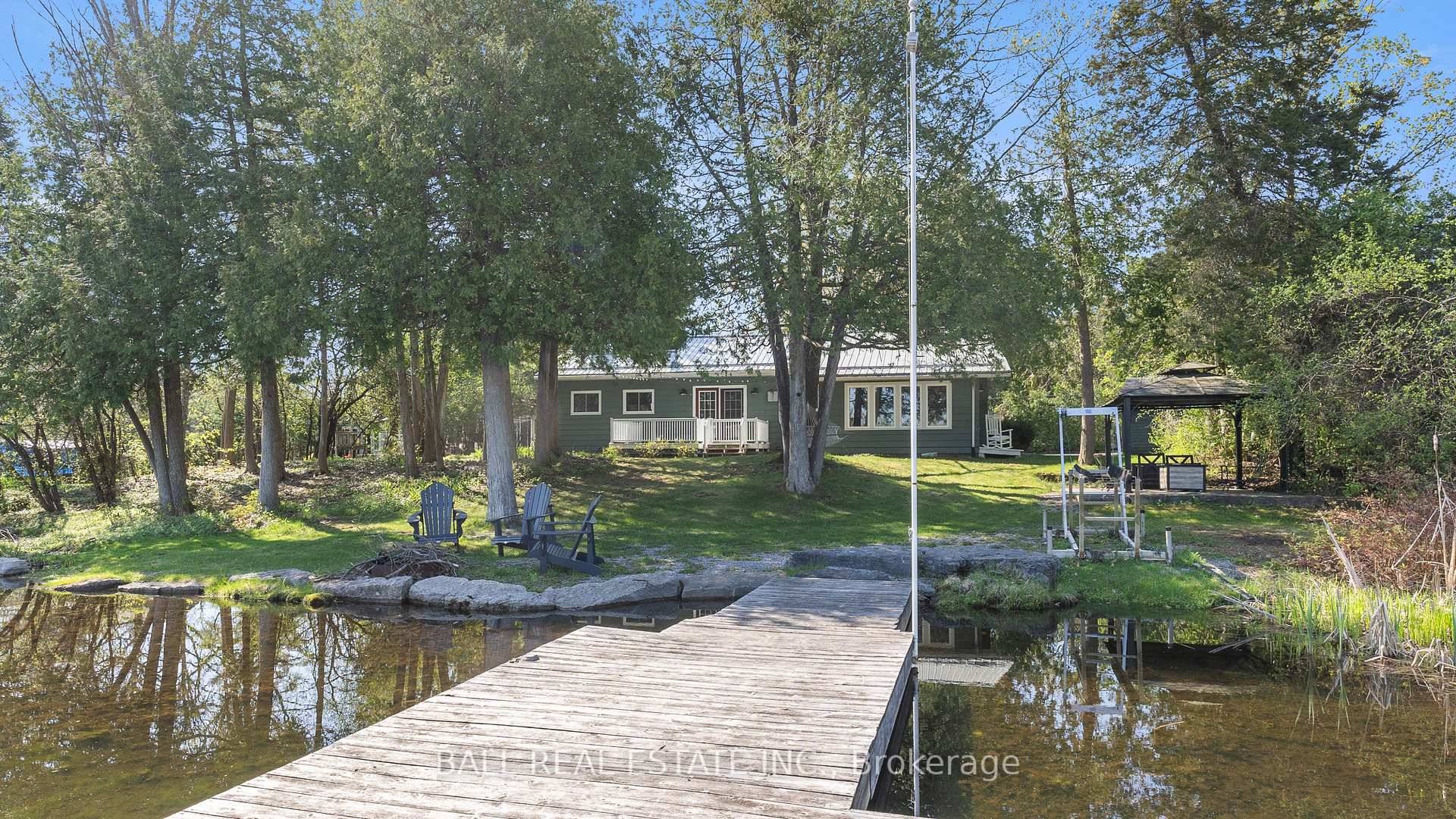 Charming Waterfront Retreat on Little Bob Lake Steps to Downtown Bobcaygeon !