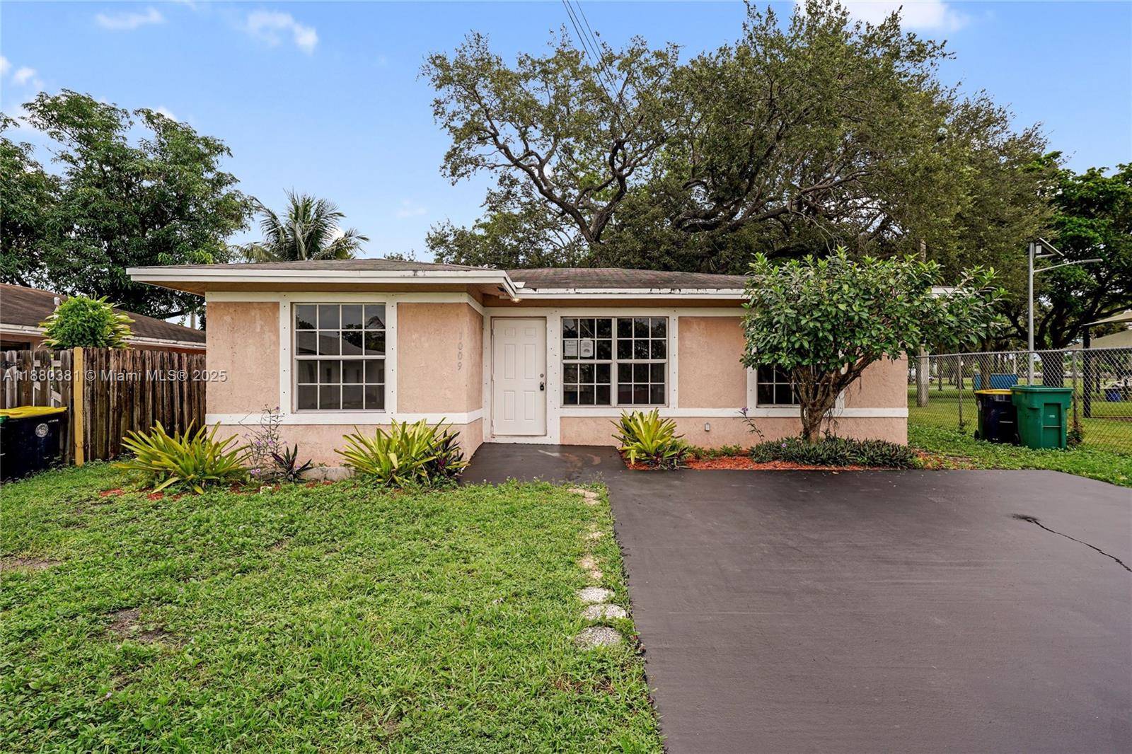 Single Family Home 3 bedroom, 1 bath single family home with 1, 140 sq.
