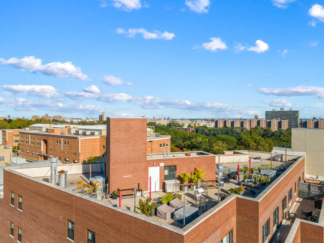 Welcome to this exquisite 1 bedroom flexible 2 bedroom, 2 bathroom condo at Edgecombe Parc in Washington Heights.