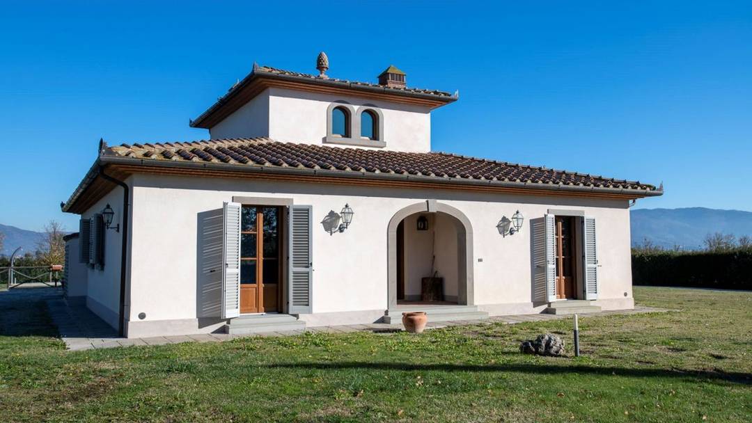 Elegant country house with a panoramic turret, swimming pool, private garden and views of the Tuscan countryside, just a few minutes from Cortona.