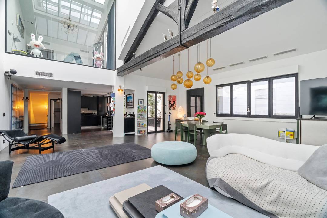 Paris 8th – Faubourg Saint-Honoré: Loft-Style Apartment with Terrace