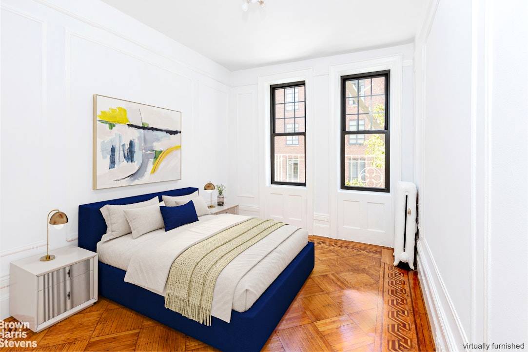 Rare Find ! ! With unlimited subletting allowed from day 1 of ownership, this 1 bedroom home straddling Greenwich Village and the West Village is the perfect investment, pied a ...