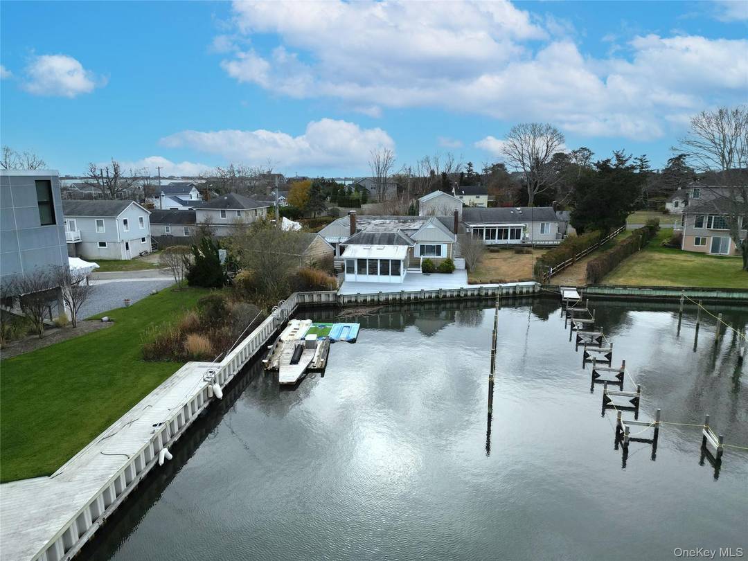 Waterfront cottage located in the highly desirable Hampton Point community.