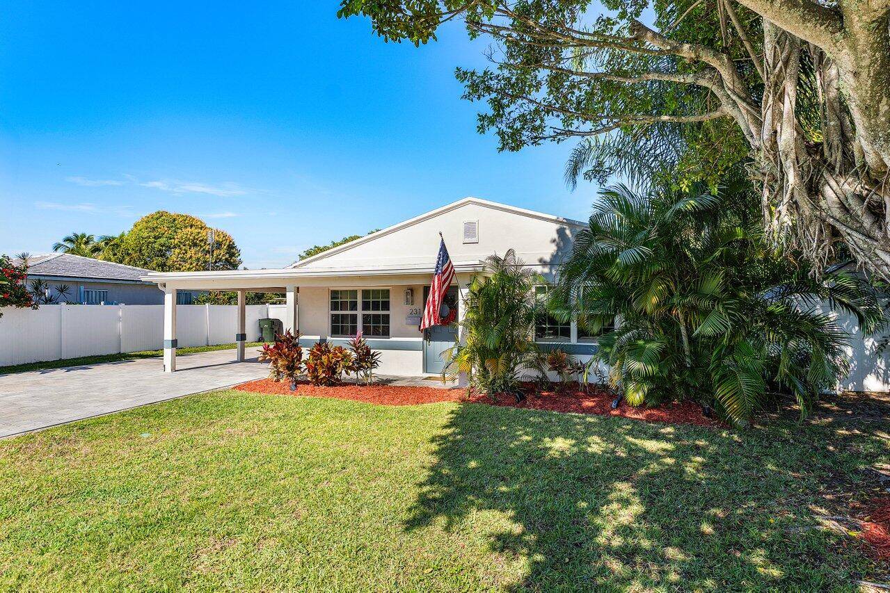 Welcome to your charming oasis in the heart of downtown Delray Beach.