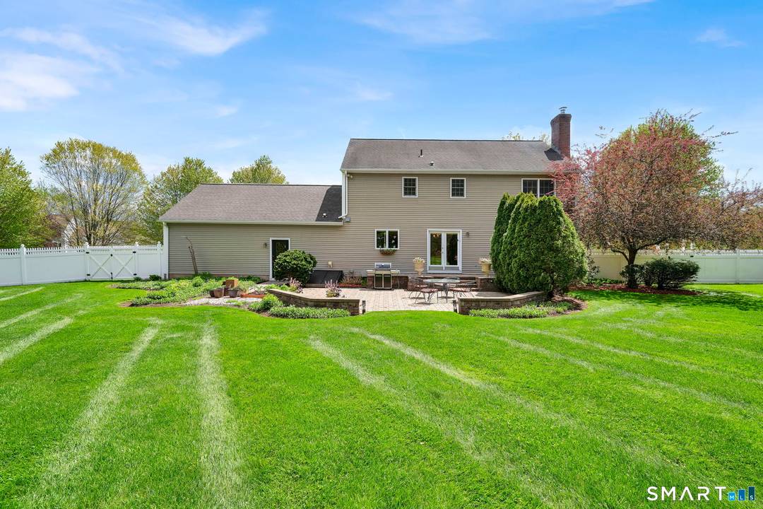 PHENOMENAL CUL DE SAC NEIGHBORHOOD LOCATION in sought after South Windsor for this 4 bed, 2 1 2 bath colonial style home.