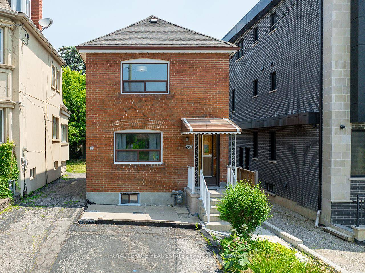 Detached 2 storey brick home in the heart of Oakwood Village, offered for sale for the first time by the original owners.