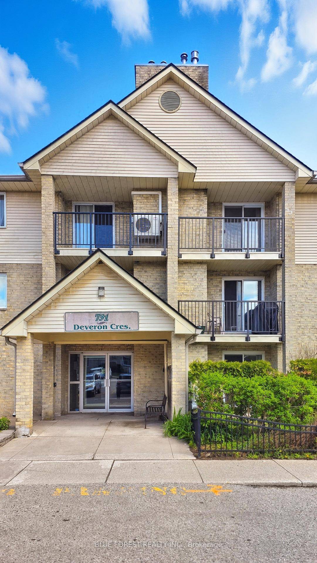 Welcome to this bright 2 Bedroom Condo In Prime Location !