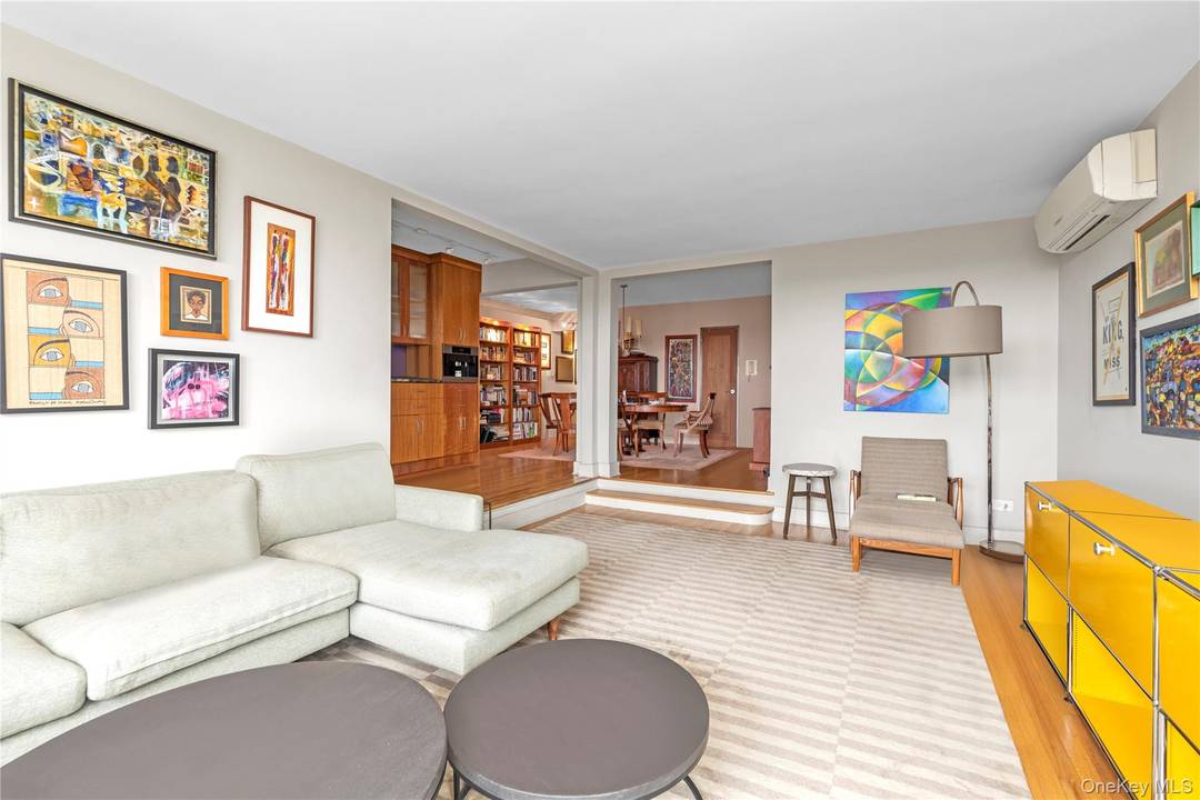 TOP FLOOR CORNER RESIDENCE WITH PRIVATE TERRACE, SKYLINE VIEWS, CENTRAL AIR CONDITIONING AND OPTIONAL GARAGE PARKING.