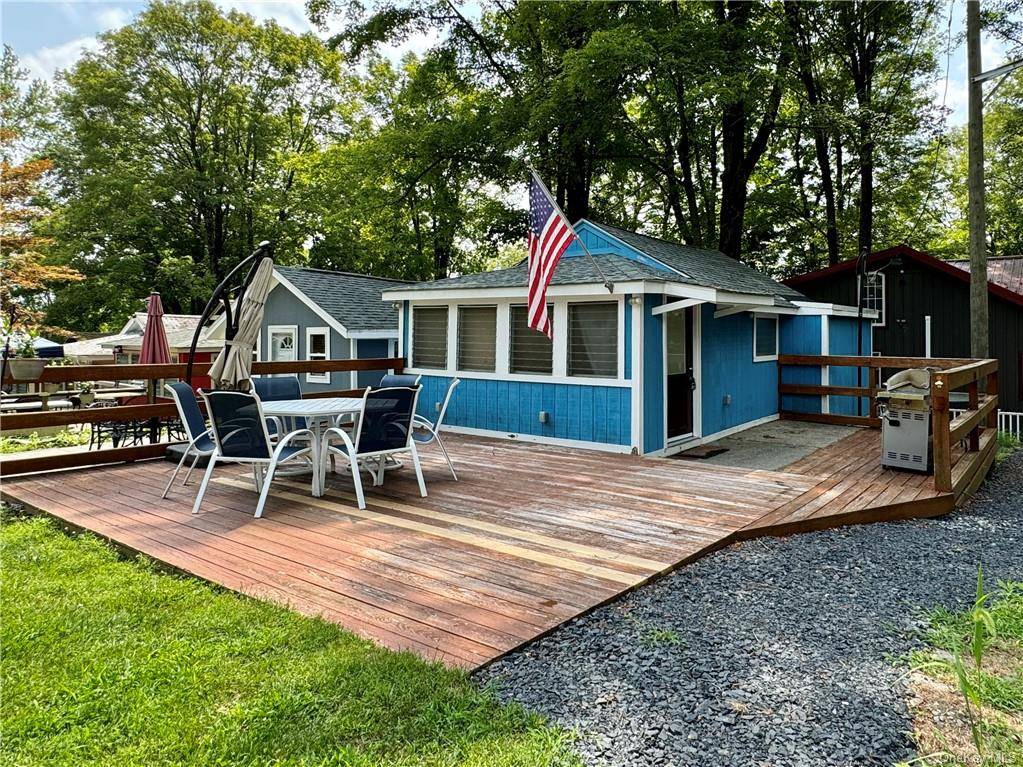 Attention beach lovers ! Spend your summers by the lake in this beautifully renovated seasonal cabin.