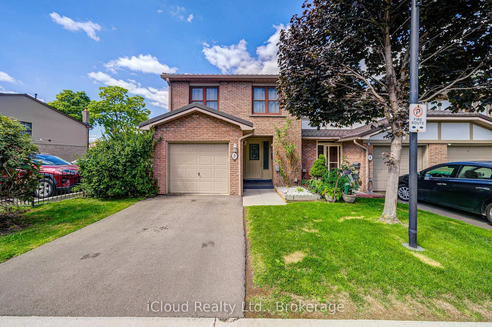 Welcome to this Beautiful Condominium Townhouse offering a perfect blend of comfort and convenience !